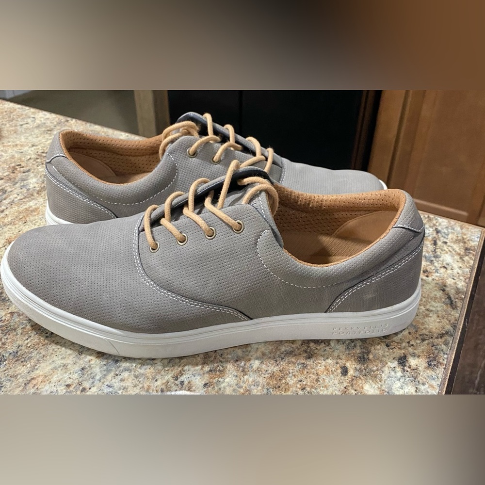 Men’s Perry Ellis Suede Shoes